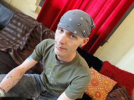 Il giovane Fievel posa nudo