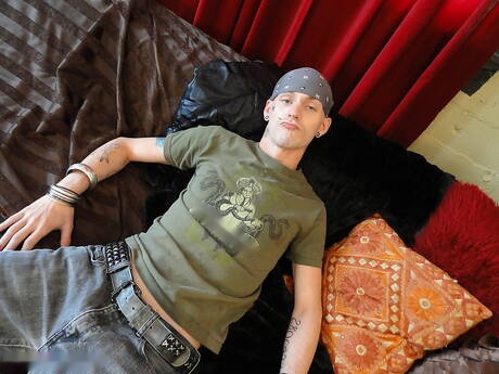 Il giovane Fievel posa nudo