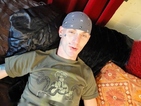 Il giovane Fievel posa nudo