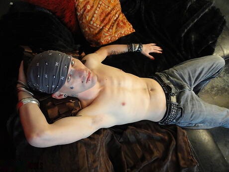 Il giovane Fievel posa nudo