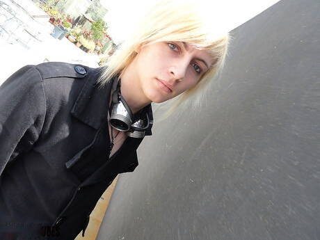 Il bel ragazzo Alaric si masturba all