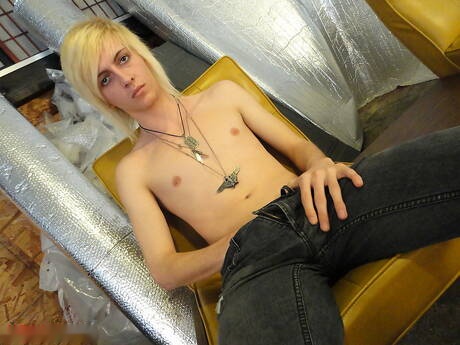 Il bel ragazzo Alaric si masturba all