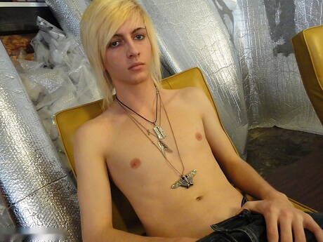 Pretty boy Alaric jerk off outdoor