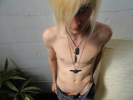 Il bel ragazzo Alaric si masturba all