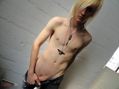 Il bel ragazzo Alaric si masturba all