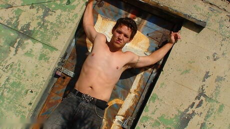 Spierbundel Dimitri Summers en stoere Lee Stephens zijn dol op elkaar in de buitenlucht