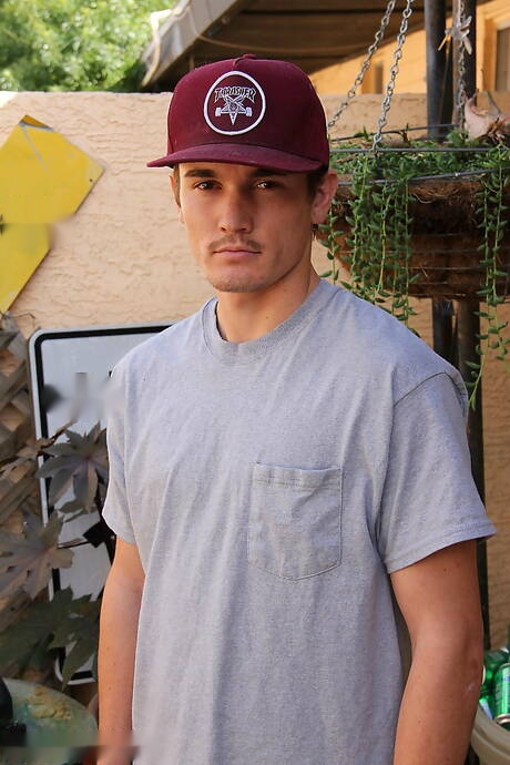 Le dur à cuire Lucas Daniels taquine sa bite à l