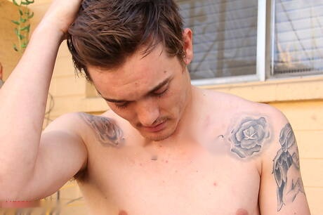 Il duro Lucas Daniels si stuzzica il cazzo fuori