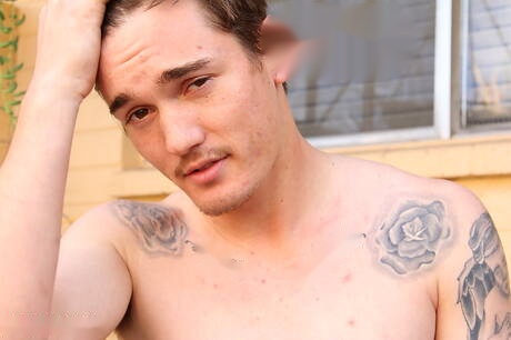 Il duro Lucas Daniels si stuzzica il cazzo fuori