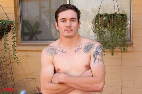 Il duro Lucas Daniels si stuzzica il cazzo fuori