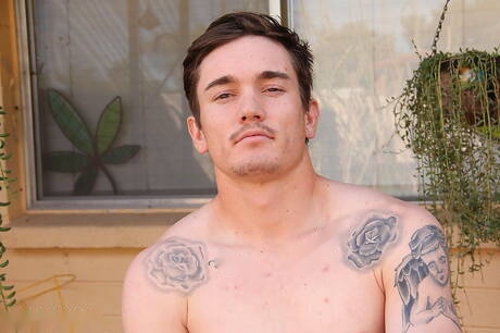 Il duro Lucas Daniels si stuzzica il cazzo fuori