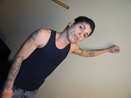 Hete twink Anthony kleedt zich uit en laat zijn kont zien