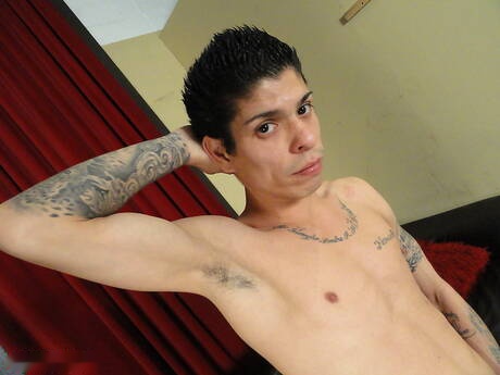 Alterna Dudes: Hete twink Anthony kleedt zich uit en laat zijn kont zien