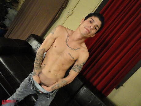 Hete twink Anthony kleedt zich uit en laat zijn kont zien