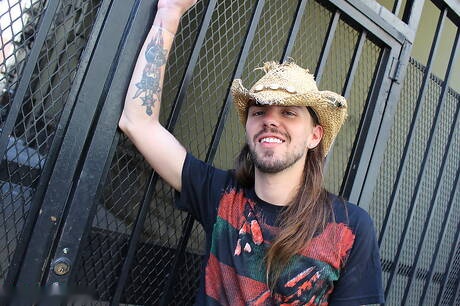 Le beau gosse Mat Tahari et le minet américain Murphy Maxwell font l