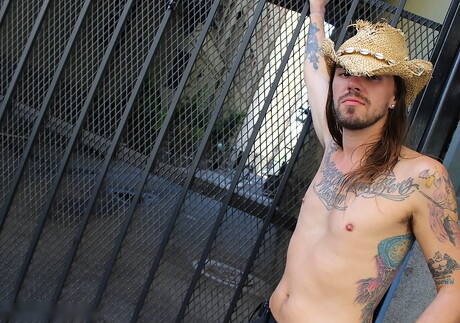 El galán Mat Tahari y el jovencito americano Murphy Maxwell hacen el amor al aire libre