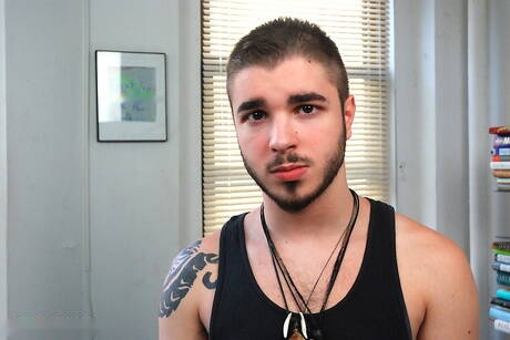 Jonge jongen Jake plaagt zijn pik