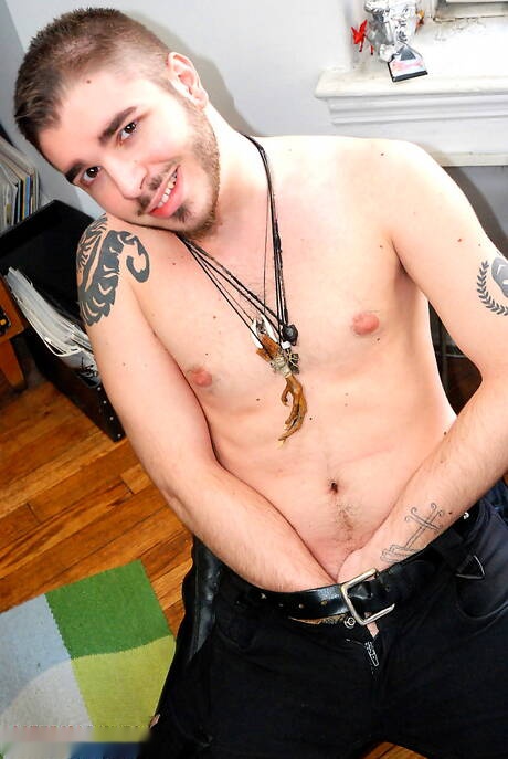 Jonge jongen Jake plaagt zijn pik