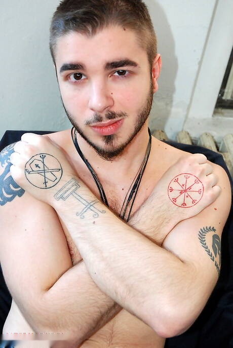 Jonge jongen Jake plaagt zijn pik