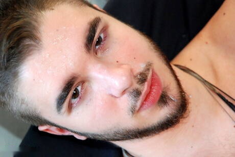 Jonge jongen Jake plaagt zijn pik