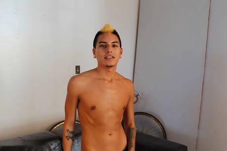 Il twink Sabastian Fischer e il pezzo grosso latino Texas Holcum in una bollente azione di sesso anale