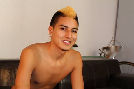 Twink Sabastian Fischer en Latijns-Amerikaanse hunk Texas Holcum in hete kontneukactie