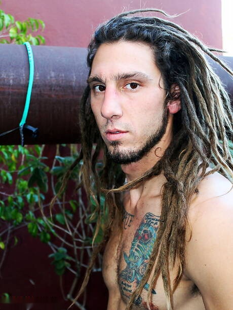 Strongman The Stereotyped 1 spielt draußen mit dem Schwanz