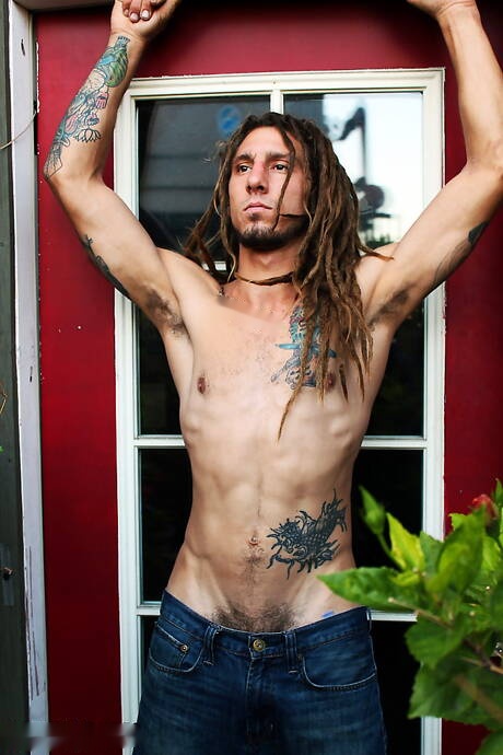 Strongman The Stereotyped 1 spielt draußen mit dem Schwanz