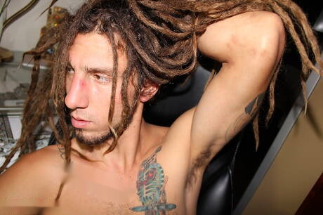 Strongman The Stereotyped 1 spielt draußen mit dem Schwanz