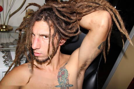 Strongman The Stereotyped 1 spielt draußen mit dem Schwanz