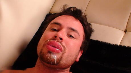 Beefy Renan Valentine and beefy Ryan Starr have a good oral sex