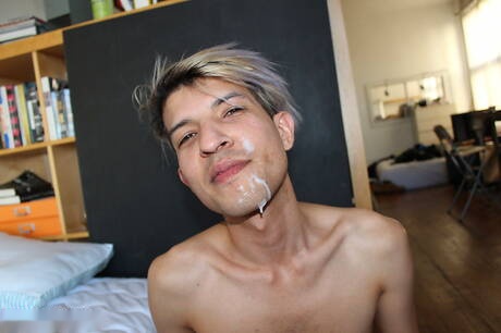 Der schöne Junge Ramses und der junge Cody Parker in einer Schwanzlutschszene