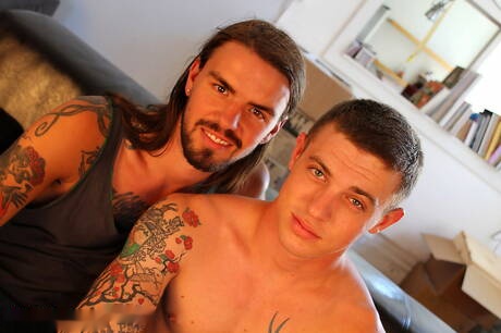 Le star americane, il bel ragazzo Murphy Maxwell e lo stallone James Ryder si godono un bel sesso orale all