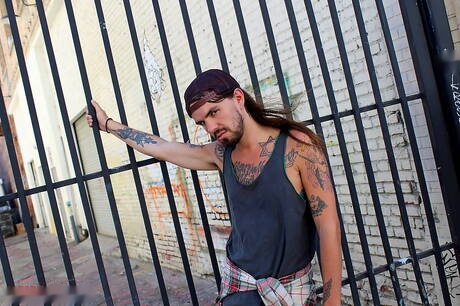 Le star americane, il bel ragazzo Murphy Maxwell e lo stallone James Ryder si godono un bel sesso orale all