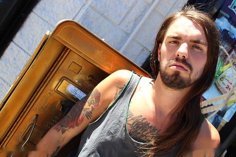 Le star americane, il bel ragazzo Murphy Maxwell e lo stallone James Ryder si godono un bel sesso orale all