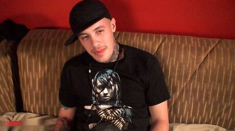 Strongman Joe si masturba