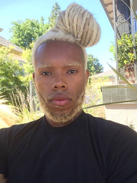 El hombre fuerte de ébano Timarrie Baker se masturba en el baño