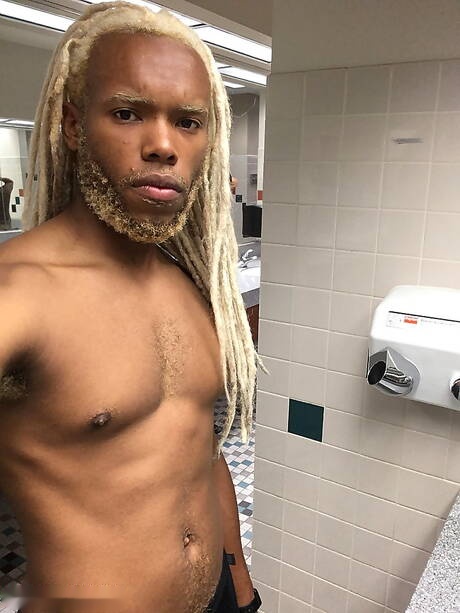 El hombre fuerte de ébano Timarrie Baker se masturba en el baño