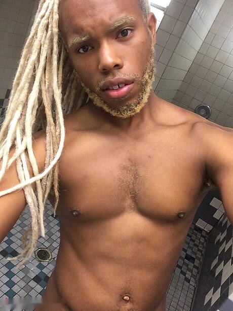 El hombre fuerte de ébano Timarrie Baker se masturba en el baño