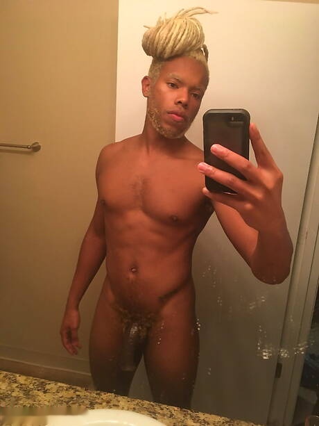 El hombre fuerte de ébano Timarrie Baker se masturba en el baño