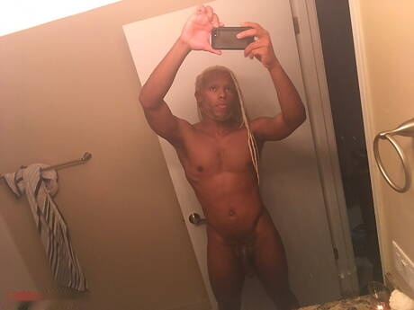 El hombre fuerte de ébano Timarrie Baker se masturba en el baño