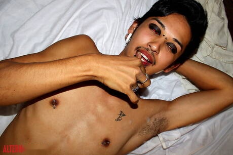 Il bellissimo ragazzo Wayne e il sexy amico Rave in una scena di pompino