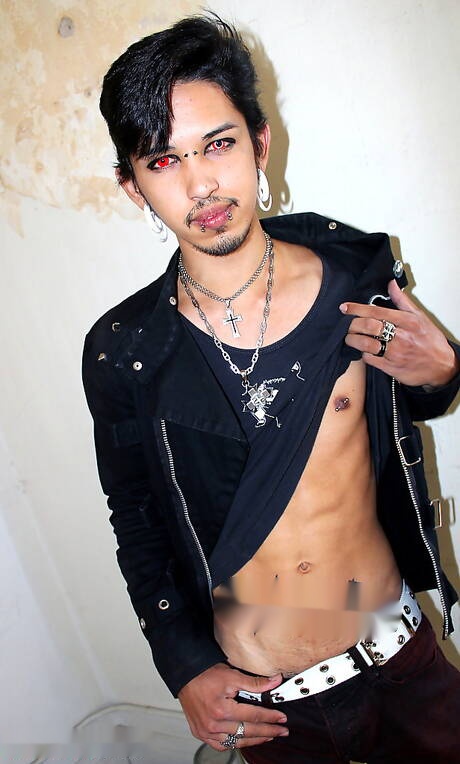 Il bellissimo ragazzo Wayne e il sexy amico Rave in una scena di pompino