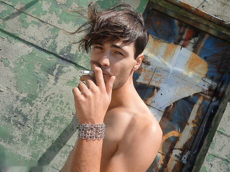 Superstud Seere si masturba il cazzo all