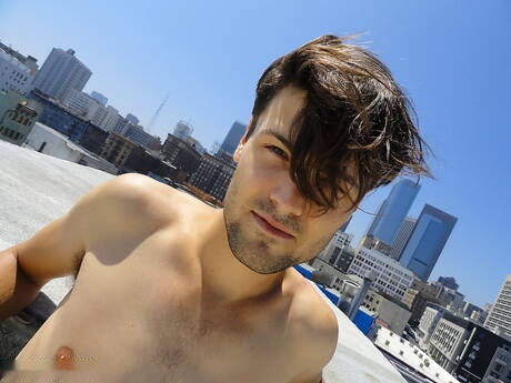 Superstud Seere si masturba il cazzo all