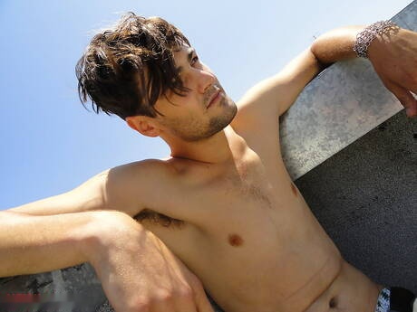 Superstud Seere si masturba il cazzo all