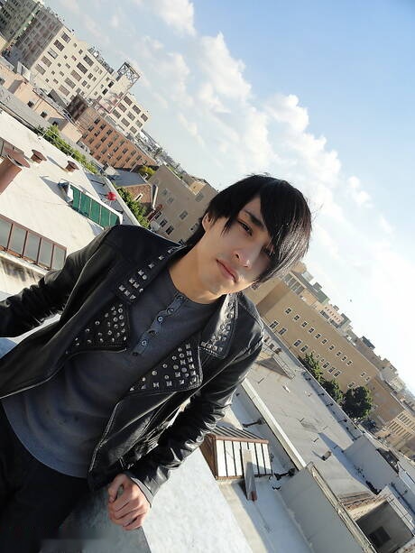 El chico caliente Zach y el hermoso chico Envy en una escena de mamada al aire libre