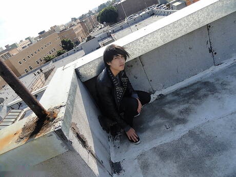 El chico caliente Zach y el hermoso chico Envy en una escena de mamada al aire libre