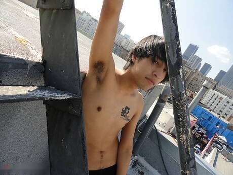 El chico caliente Zach y el hermoso chico Envy en una escena de mamada al aire libre