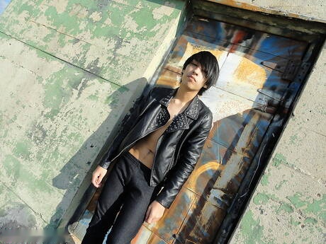 El chico caliente Zach y el hermoso chico Envy en una escena de mamada al aire libre